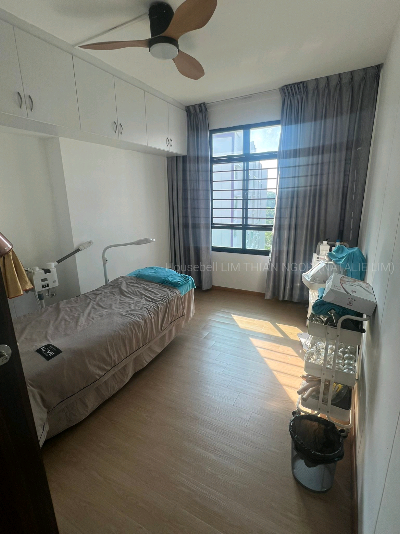 C.h.e.a.p. Corner. High floor. No west sun. Unobstructed view. Mins MRT., S$ 660,000 (Negotiable), 1,184 sqft, HDB - 5 I