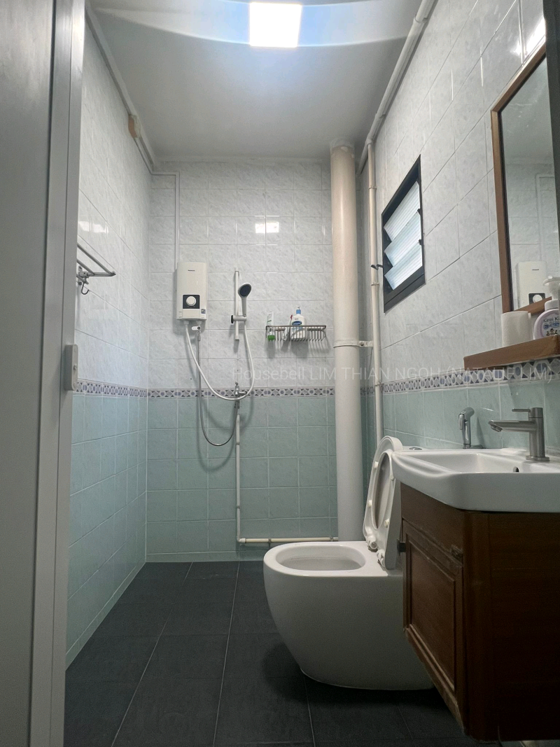 C.h.e.a.p. Corner. High floor. No west sun. Unobstructed view. Mins MRT., S$ 660,000 (Negotiable), 1,184 sqft, HDB - 5 I